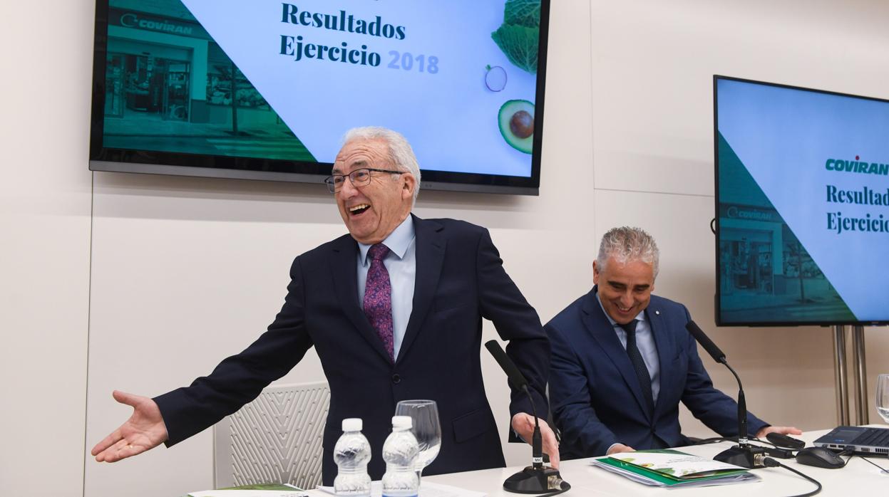 Antonio Robles, presidente y CEO de Covirán, junto al director general, Rafael Cortés, ayer