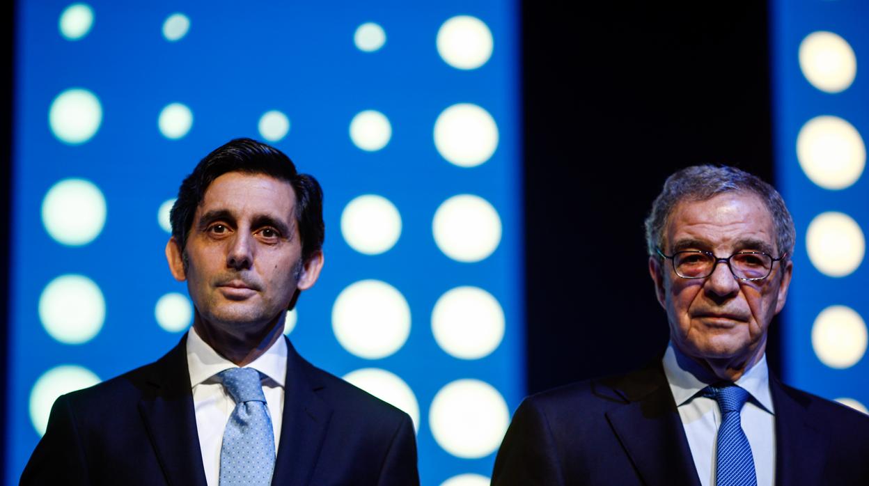 El presidente de Telefónica, José Antonio Álvarez-Pallete, junto a su predecesor, César Alierta