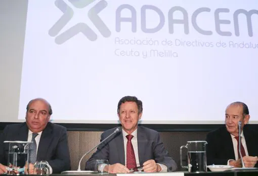 Luis Miguel Martín Rubio, presidente de la Asociación de Directivos de Andalucía; Francisco Galnares, director general de Syrsa, y José María Piñar, vicepresidente de Adacem