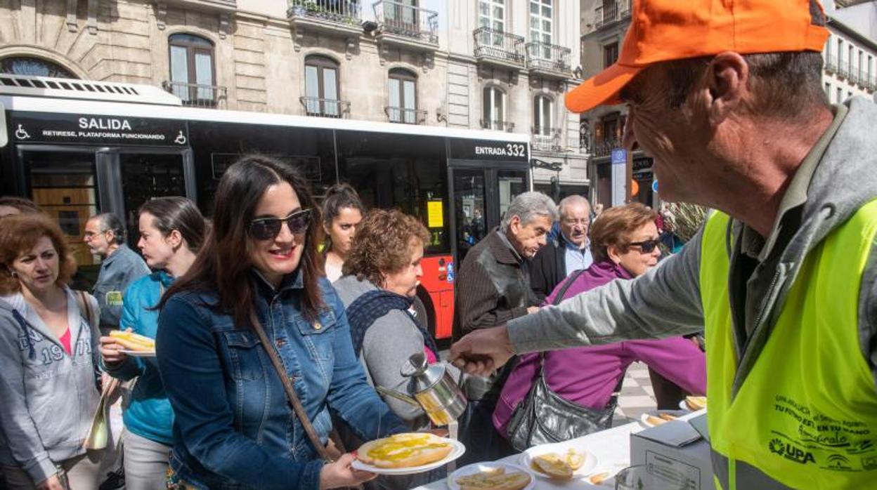 Los agricultores de UPA ofrecen tostadas con aceite para protestar por el desplome de precios