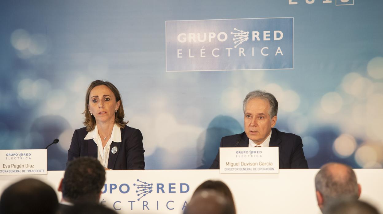 Eva Pagán y Miguel Duvison, directivos de REE, durante la rueda de prensa
