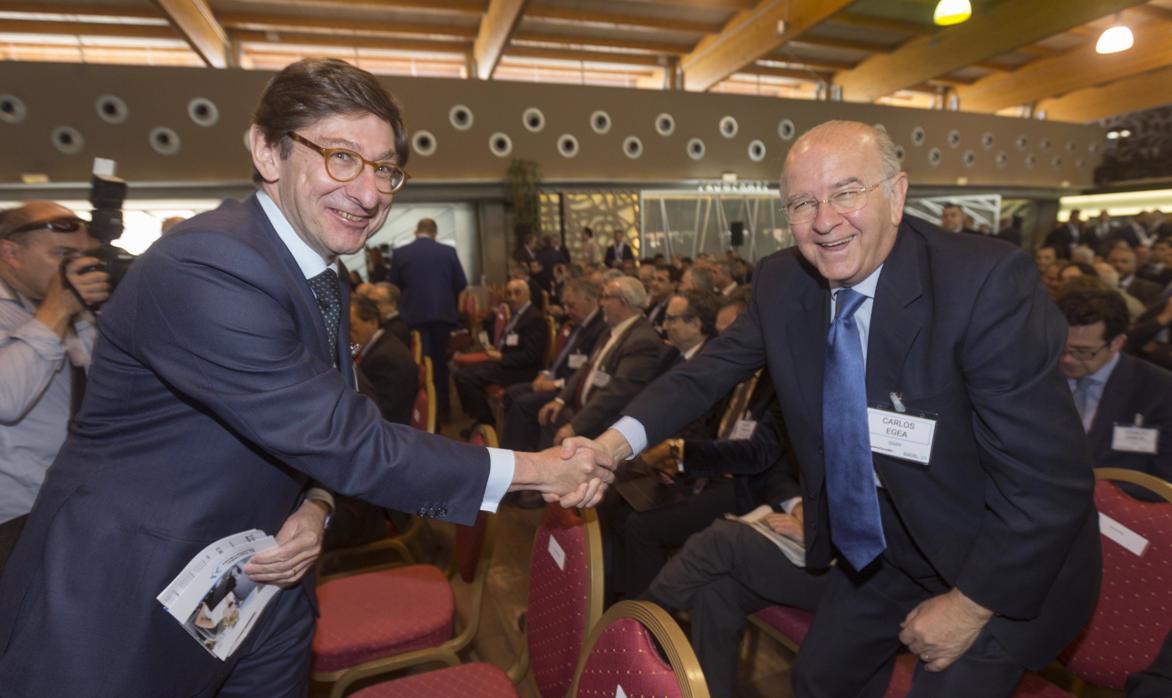 El presidente de Bankia, José Ignacio Goirigolzarri (izda) junto al consejero de la entidad y expresidente de BMN, Carlos Egea (dcha)