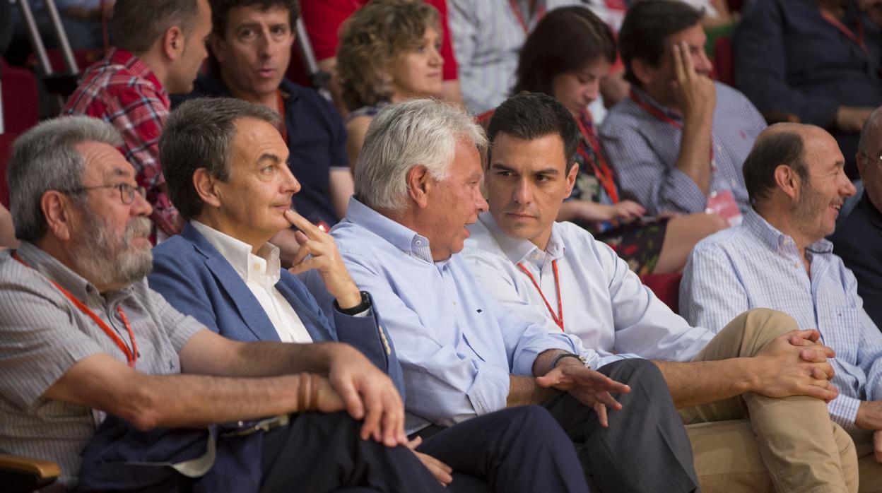 De izda a dcha: el exsecretario general de UGT Cándido Méndez y los expresidentes Rodríguez Zapatero, Felipe González y Pedro Sánchez