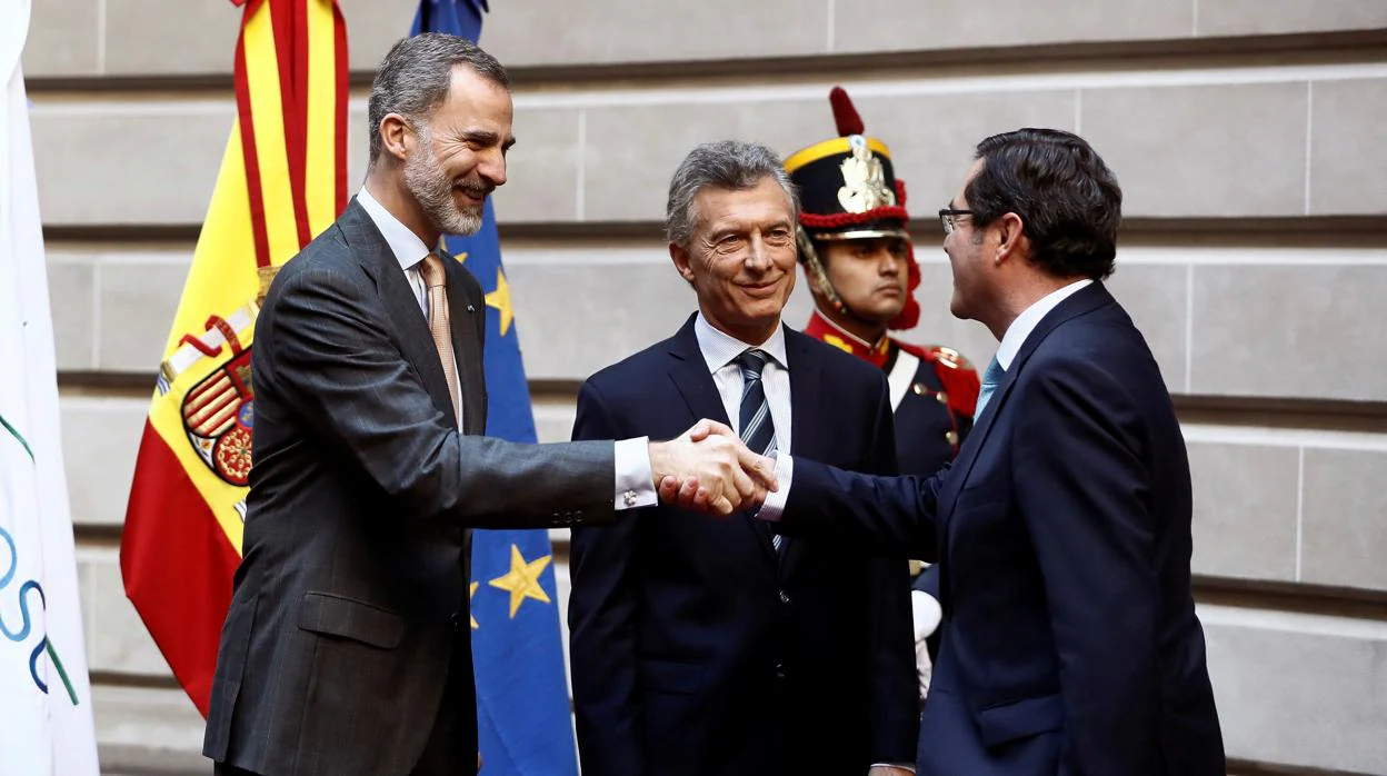 El Rey Felipe VI, junto a Mauricio Macri, presidente argentino, saluda al presidente de la CEOE Antonio Garamendi