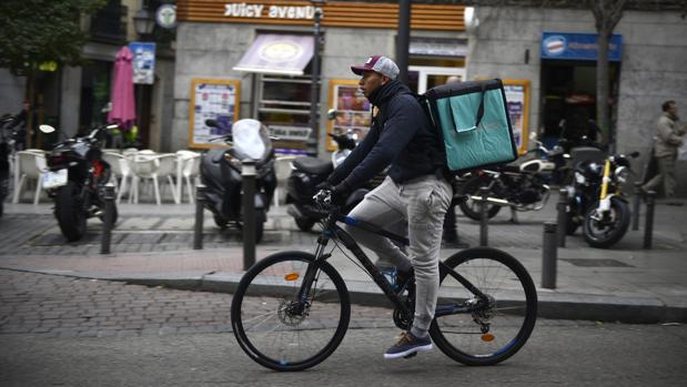 Los repartidores de comida a domicilio pasan a formar parte de los convenios de hostelería