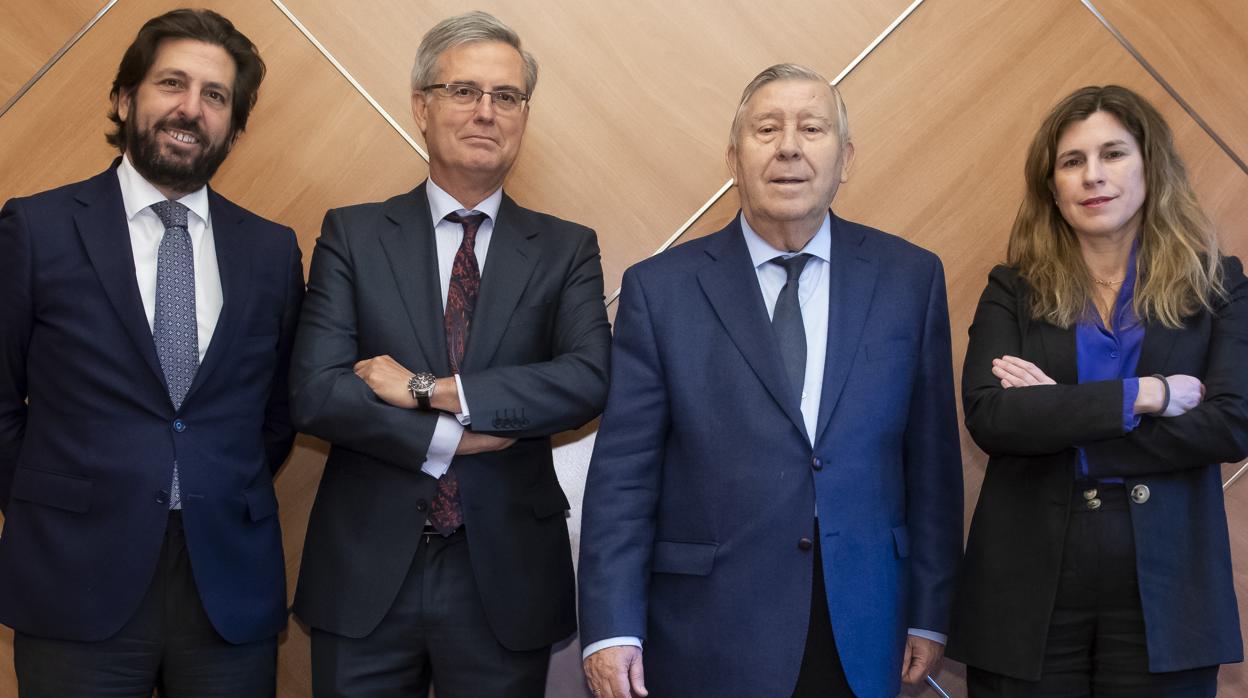 Antonio Pérez, socio de Pérez Moreno Abogados, José Manuel Pumar, socio de Andersen Tax &amp; Legal y director de la oficina de Sevilla, Alfonso Pérez Moreno, socio fundador de Pérez Moreno Abogados, y Eloísa Pérez, socio de esta firma