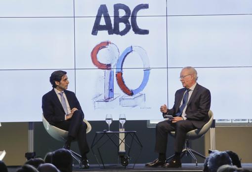 Álvarez-Pallete -a la izquierda- y el director de ABC de Sevilla, Álvaro Ybarra, durante el transcurso de la mesa redonda que siguió a su conferencia