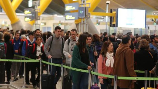 Largas colas de pasajeros en Barajas por el comienzo de la huelga de los vigilantes de seguridad