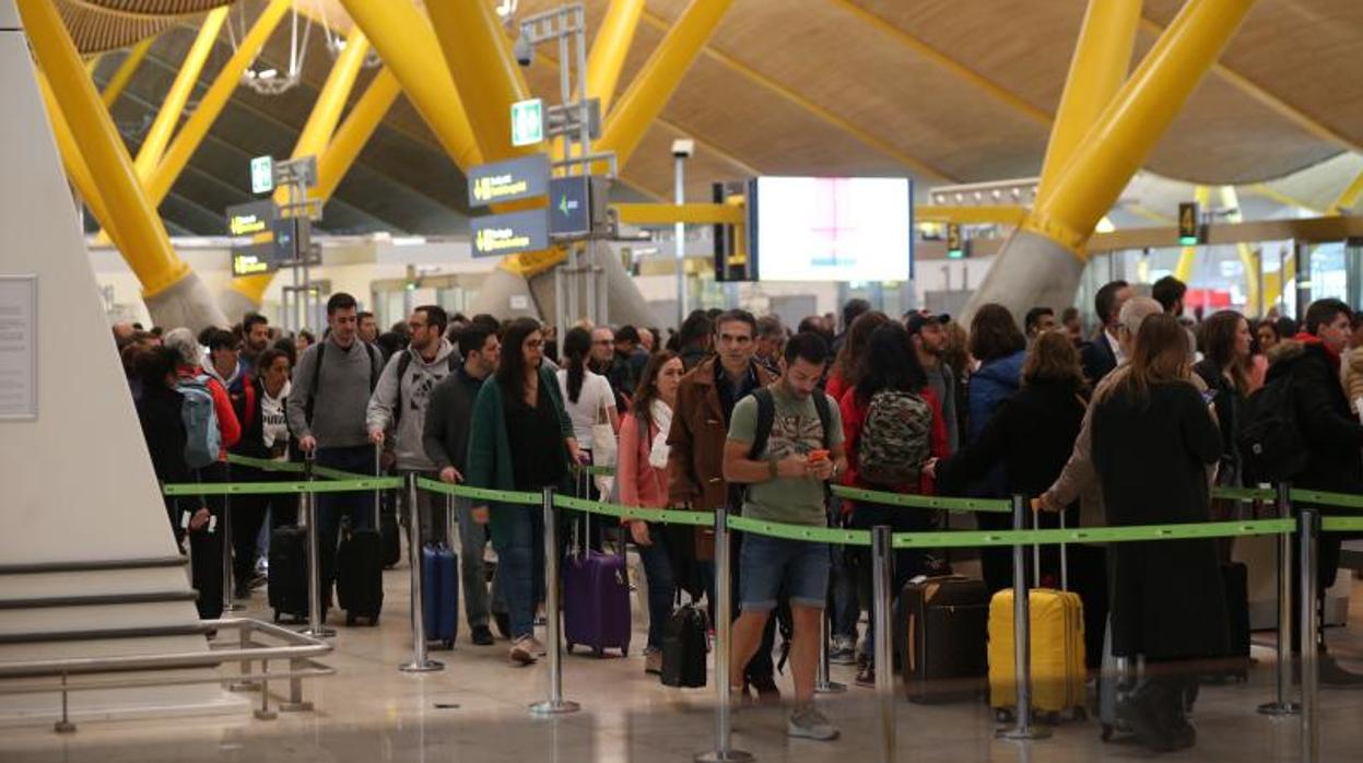 Colas más largas de lo habitual en Barajas por la huelga de los vigilantes de seguridad