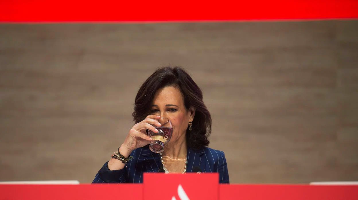 La presidenta del Santander, Ana Botín, durante la junta de accionistas del banco