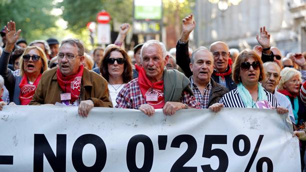 Miles de jubilados salen a las calles en plena campaña electoral para exigir «pensiones dignas»