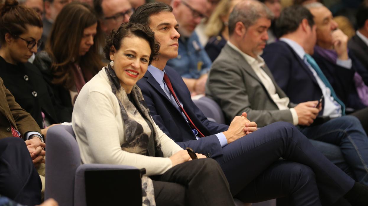 Magdalena Valerio, ministra de Trabajo, junto al presidente del Gobierno, Pedro Sánchez