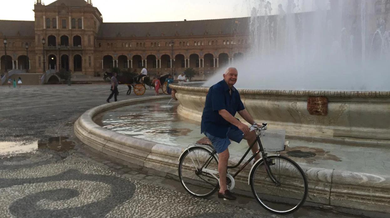 Isaías Parrilla sigue pedaleando a sus casi 80 años. En la imagen, junto a la fuente de la Plaza de España de Sevilla