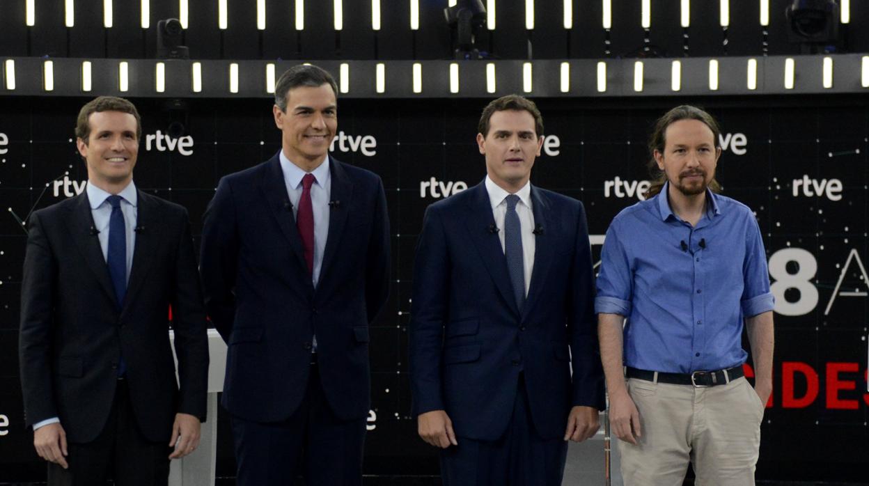 El candidato del PP, Pablo Casado, junto al del PSOE, Pedro Sánchez, el de Cs, Albert Rivera, y el de Podemos, Pablo Iglesias