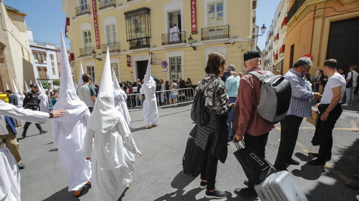 Turistas en la Semana Santa de Sevilla