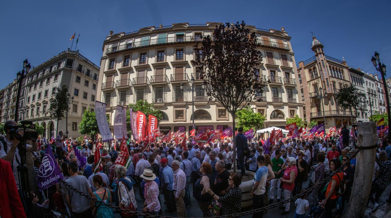 La manifestación central de los sindicatos en Andalucía a su paso por la Avenida de la Constitución de Sevilla