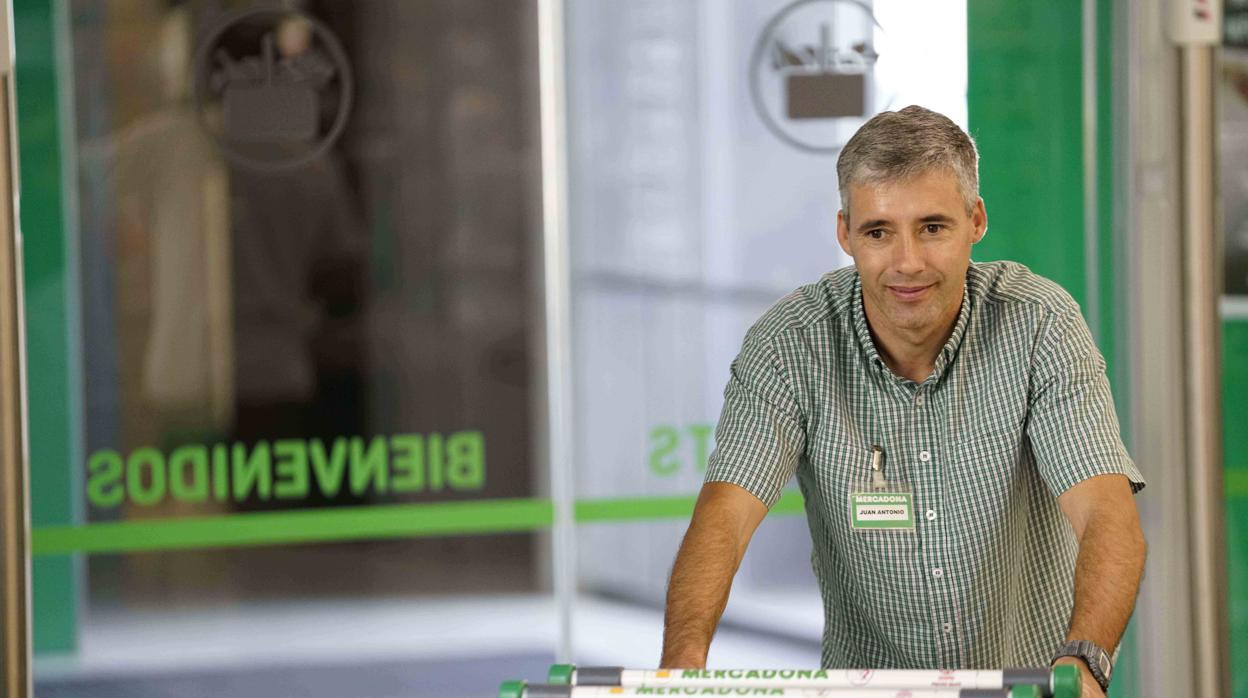 Un trabajador en una tienda Mercadona