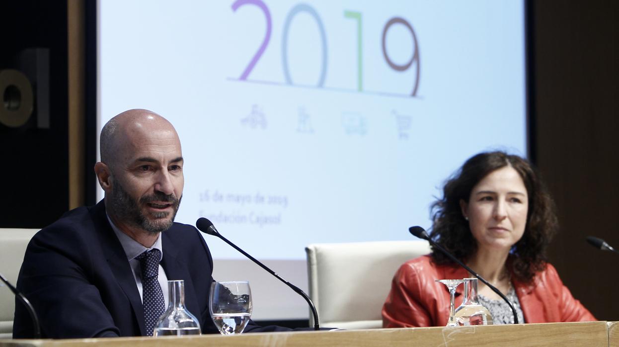 Álvaro Guillén, presidente de Lándaluz, y Yolanda Cerdà, en la presentación de las veinte empresas seleccionadas por el Observatorio de Innovaci´ en Gran Consumo 2019