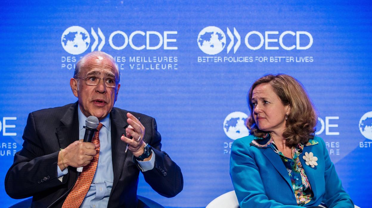 El secretario general de la OCDE, Ángel Gurría (izda) junto a la ministra de Economía, Nadia Calviño