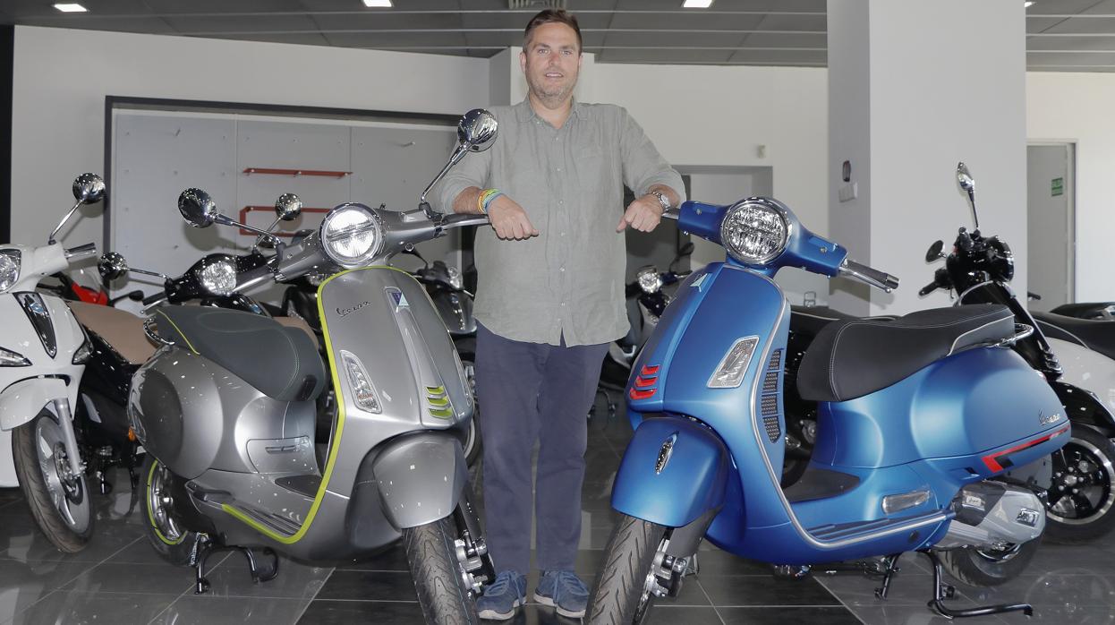 Ignacio Pascual de Castro, con modelos de Piaggio