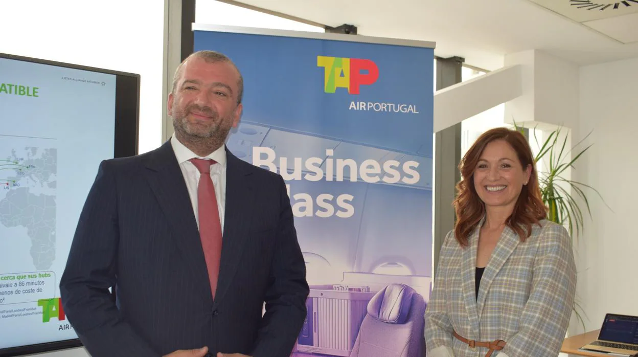 Abílio Martins, responsable de Marketing y Ventas de TAP junto a Maria de Lourdes Vale, directora de Turismo de Portugal en España