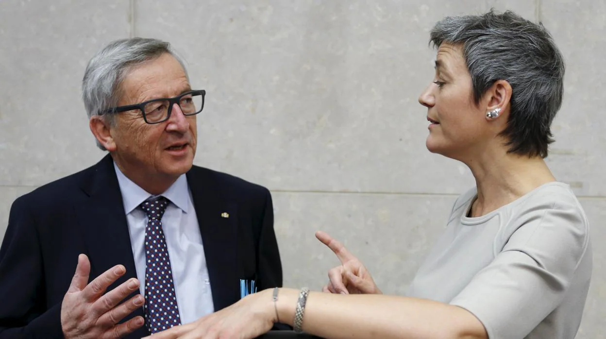 El presidente de la Comisión, Jean-Claude Juncker, conversa con la comisaria de Competencnia, Margrethe Vestager