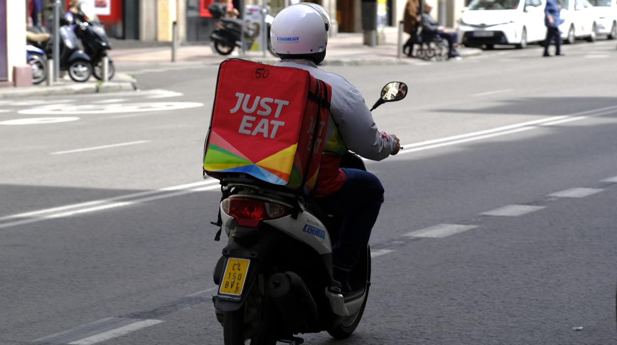 Un repartidor de comida a domicilio