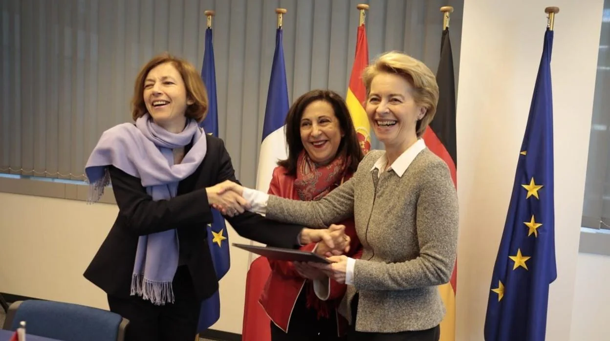 La ministra de Defensam, Margarita Robles, junto a sus homólogas francesa y alemana en una reunión para impulsar el futuro caza europeo, el FCAS