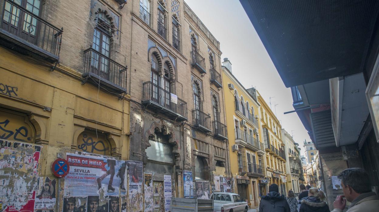 Antiguo cine Trajano, obra del arquitecto Aníbal González, autor de la Plaza de España