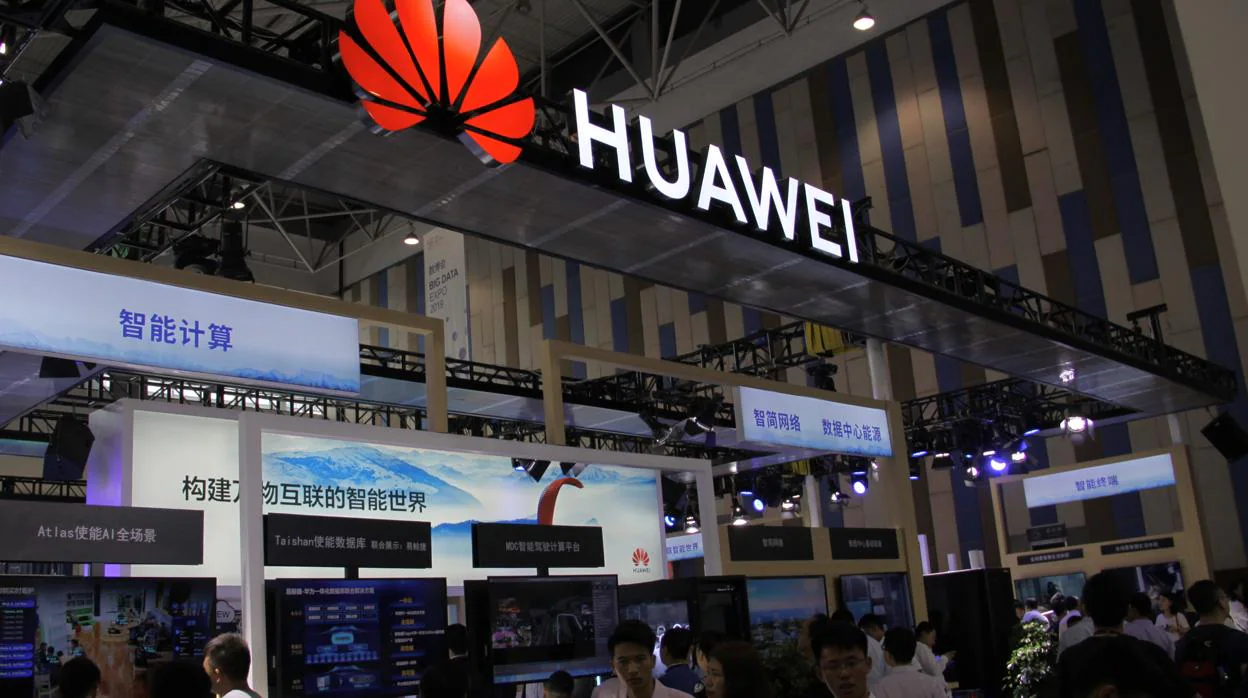 Expositor de Huawei en la Exposición Internacional de «Big Data» en Guiyang