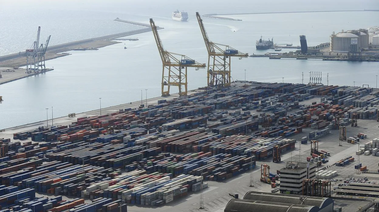 Una imagen de archivo del puerto de Barcelona lleno de contenedores de mercancías