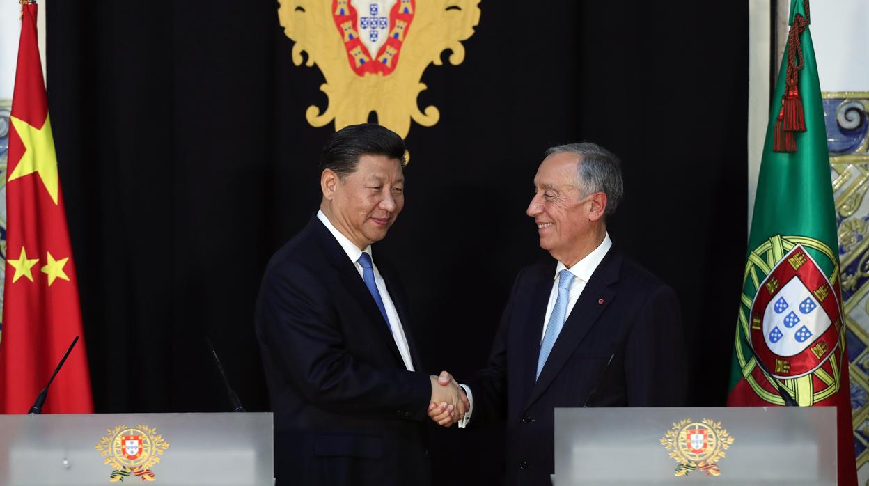 Xi Jinping, presidente chino, junto al presidente portugués Marcelo Rebelo de Sousa