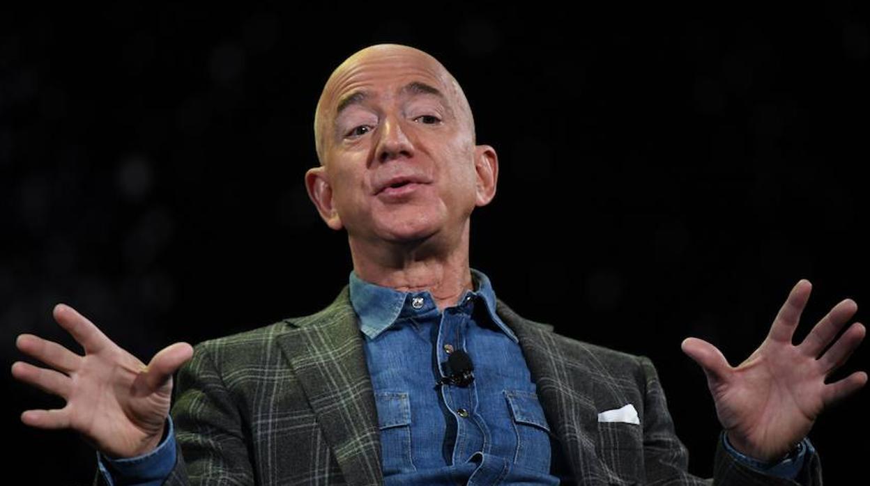 El fundador y CEO de Amazon, Jeff Bezos, se dirige a la audiencia durante una keynote de Amazon