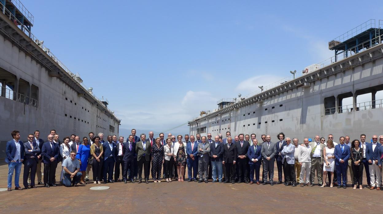 Imagen coral de los asistentes a la inauguración del dique flotante en Campamento