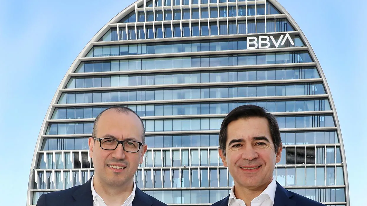 Carlos Torres Vila, presidente de BBVA, y el consejero delegado Onur Genç con el nuevo logo de BBVA en el edificio de La Vela, en Madrid