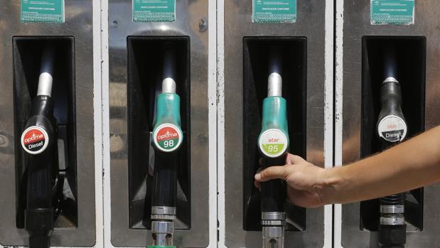 El «efecto pluma y cohete» en los precios de los carburantes