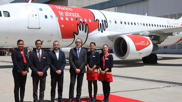 Un avión de Iberia Express recorrerá los cielos con el «abrazo madrileño»