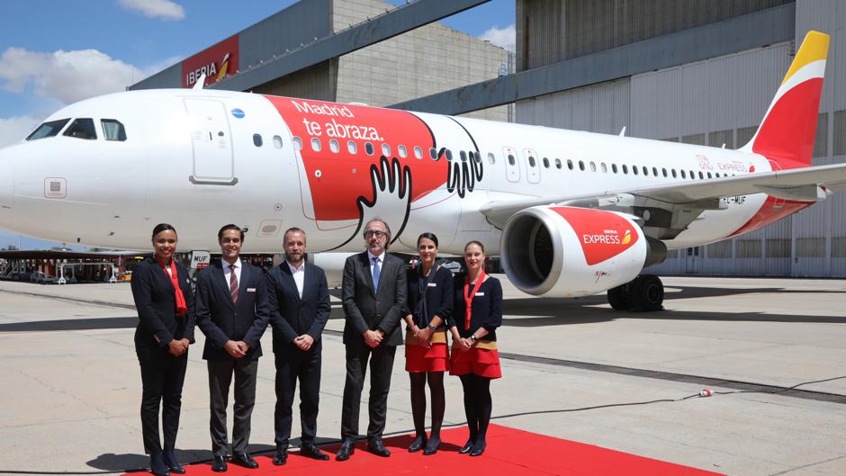 Un avión de Iberia Express recorrerá los cielos con el «abrazo madrileño»