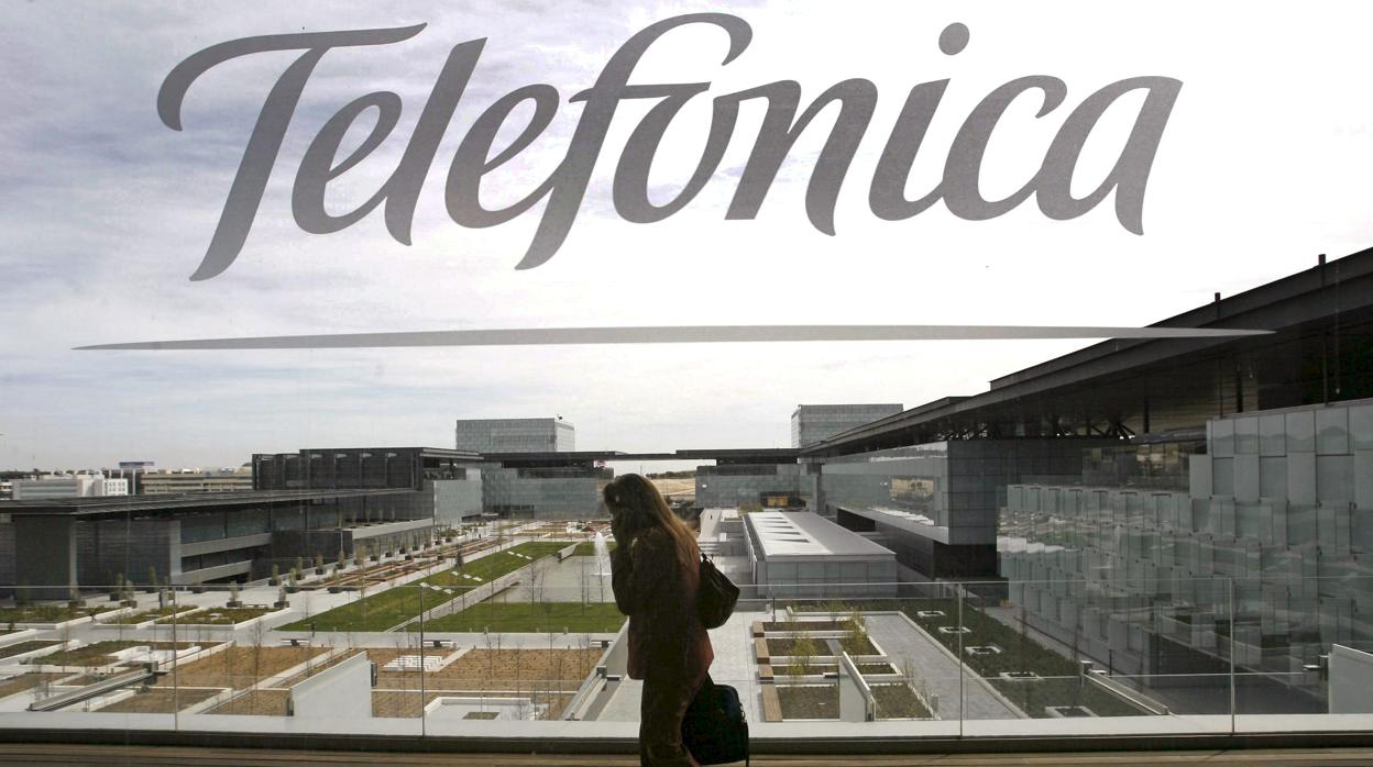Competencia expedienta a Telefónica por la oferta mayorista de su canal de fútbol