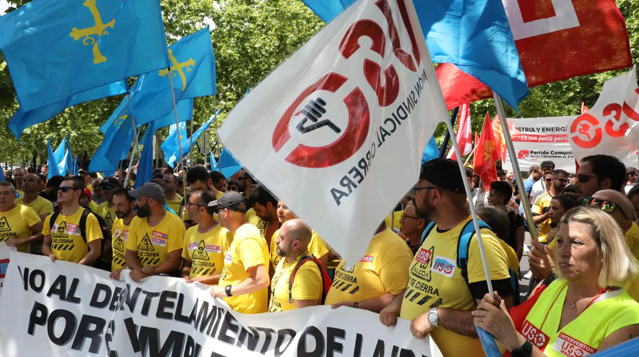 La «marcha de aluminio» de los trabajadores de Alcoa llegó el lunes a la sede del Ministerio de Industria