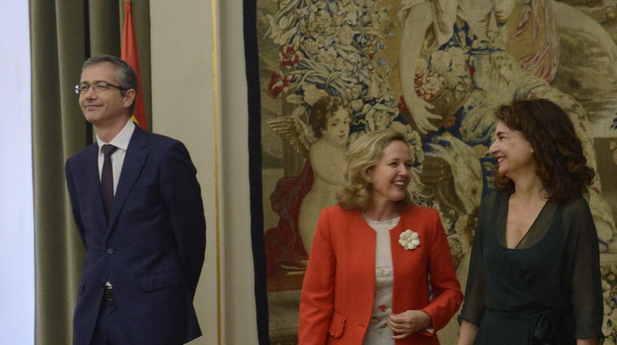 El gobernador del Banco de España, Pablo Hernández de Cos, junto a la ministra de Economía, Nadia Calviño, y la de Hacienda, María Jesús Montero