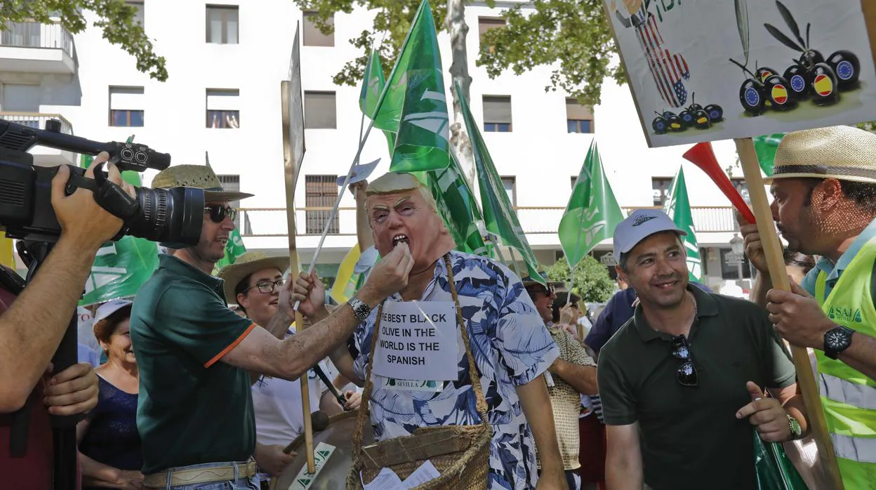 Protesta en Sevilla de productores andaluces contra los aranceles de la administración Trump