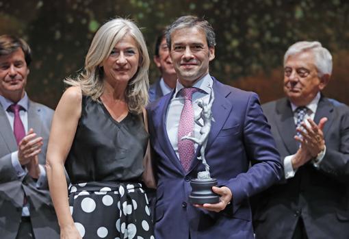 La Consejera de Cultura de la Junta, Patricia del Pozo, entregó ayer el premio a Jorge González Seoane como subdirector general de Eulen España