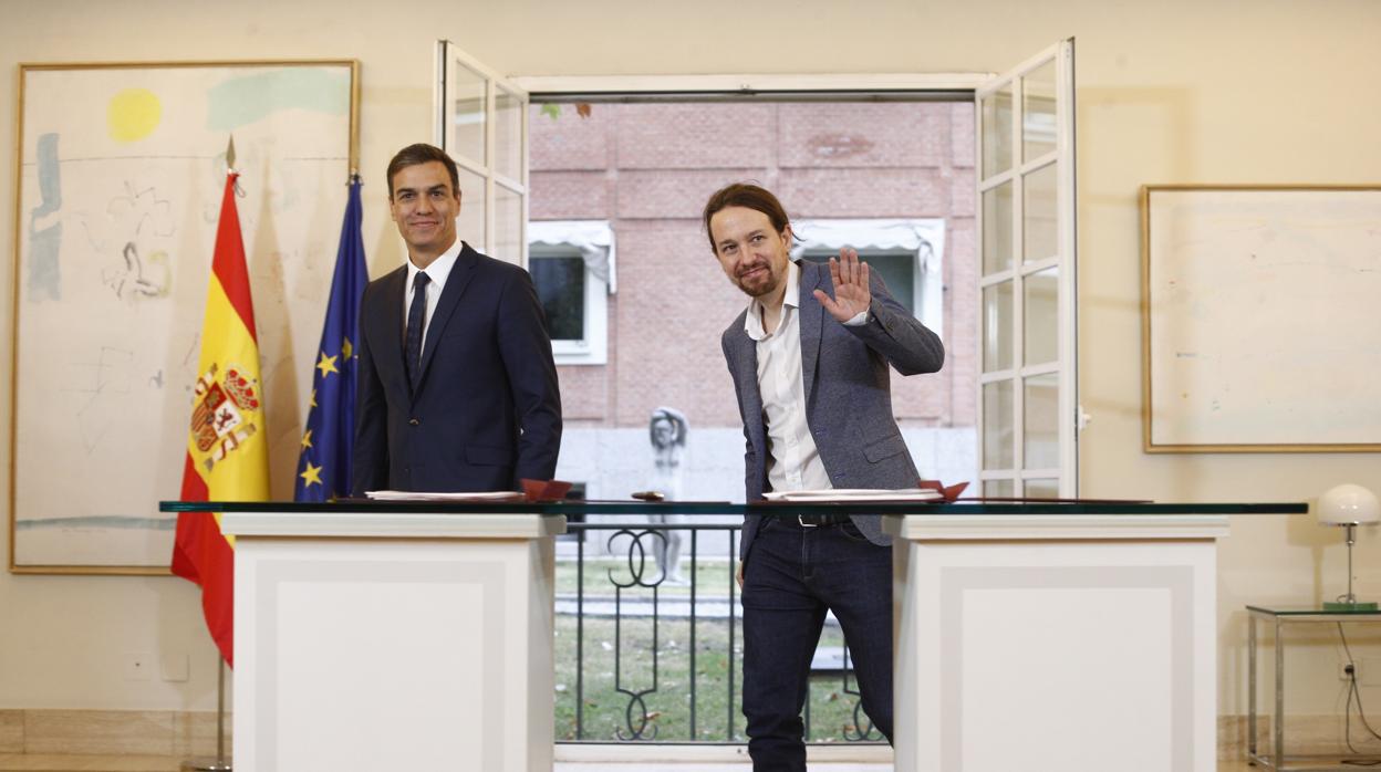 El presidente del Gobierno, Pedro Sánchez, tras firmar un pacto preuspuestario con el líder de Podemos, Pablo Iglesias
