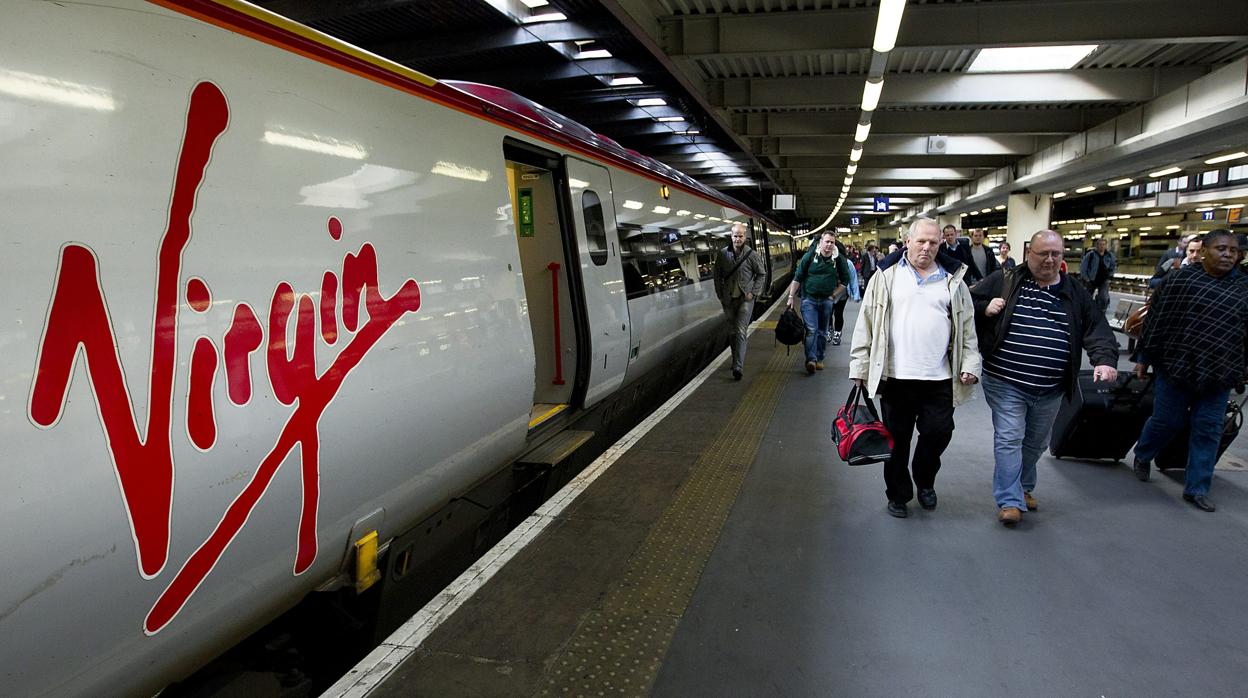 Tren de Virgin en una estación de Londres