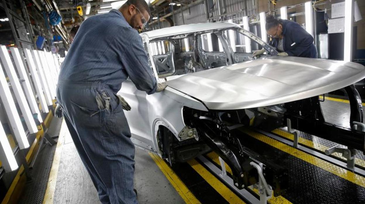 Trabajadores en una fábrica de coches en Chicago