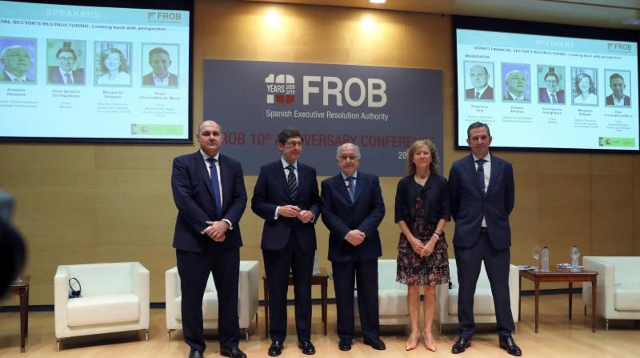 El exvicepresidente de la Comisión Europea Joaquín Almunia (c); el presidente de Bankia, José Ignacio Goirigolzarri (2i); la subgobernadora del Banco de España, Margarita Delgado; el exsecretario de Estado de Economía y presidente de Rothschild&amp;Co., Íñigo Fernández de Mesa, y el moderador del evento, Francisco Uría (i)