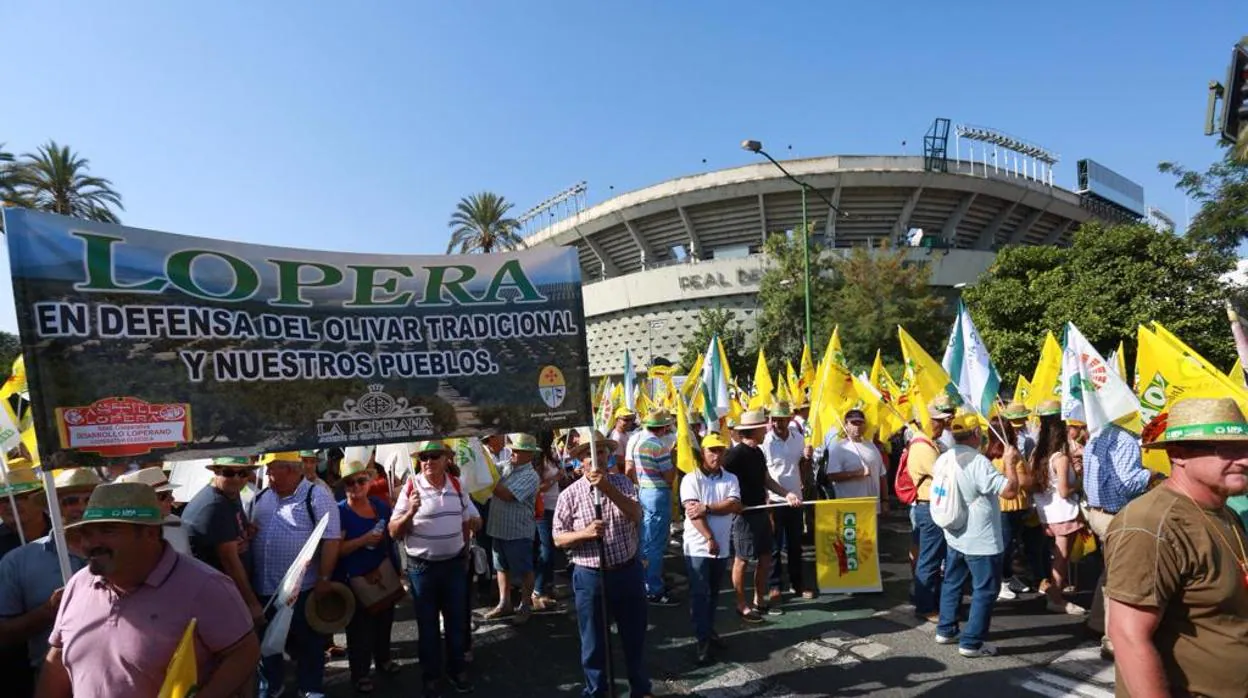 Los manifestantes por los precios justos para el aceite de oliva, en la salida de las protesta