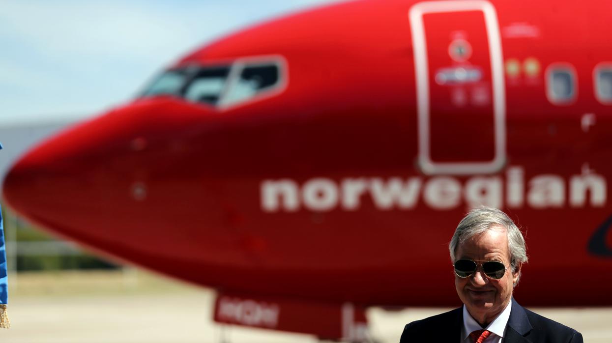 Bjorn Kjos, junto a un avión de Norwegian antes de abandonar la compañía