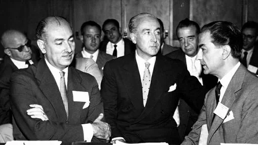 Imagen de la primera representación española en el FMI: en el centro José María De Areilza (primer ministro de Exteriores tras la muerte de Franco), entre otros